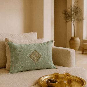 Sabra silk kussen met wit/geel berber motief, authentiek en uniek, gemaakt door ambachtsvrouwen in Marokko