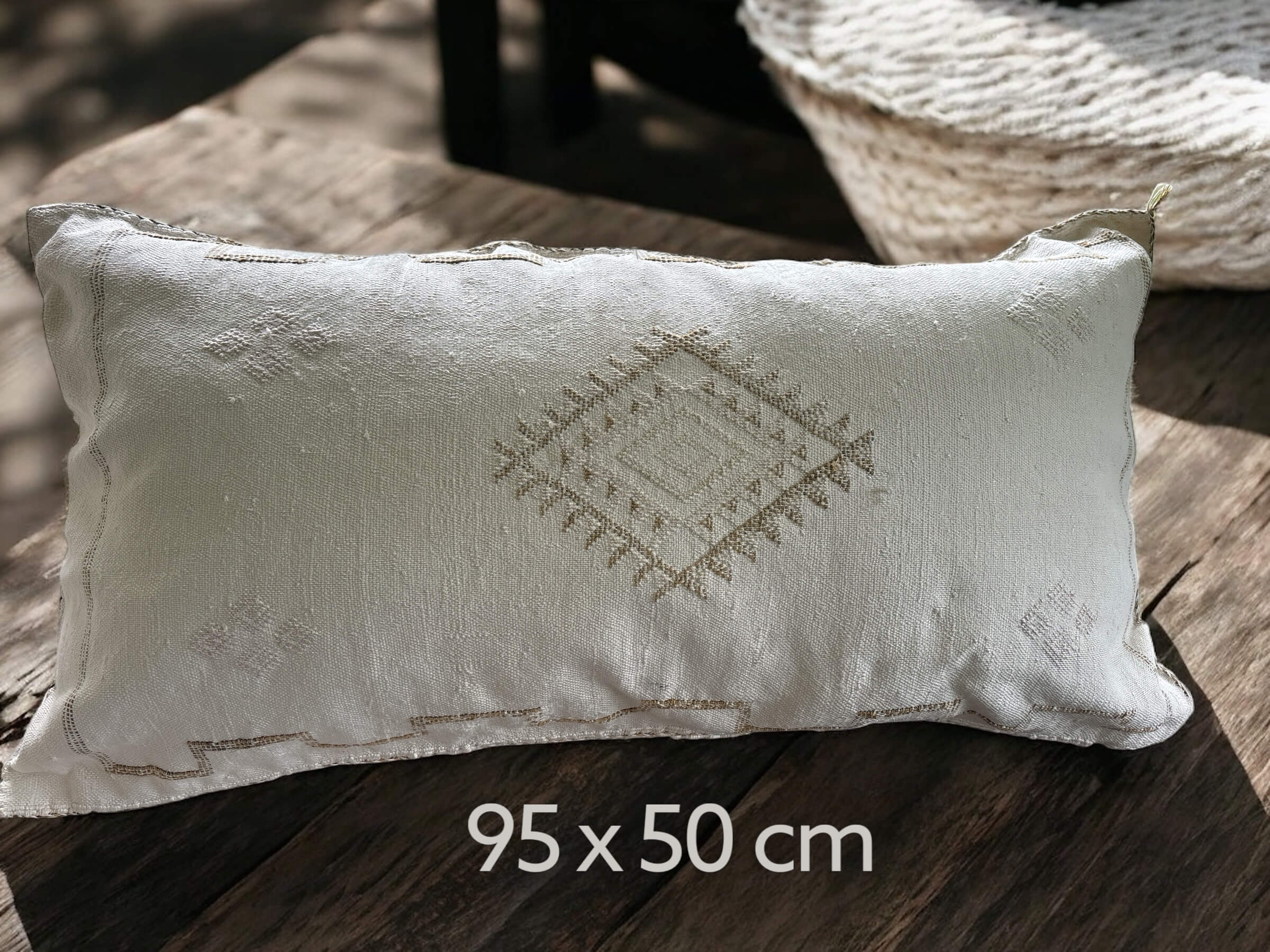 Sabra silk wit kussen met lichtroze, bruin berber motief, welke staat voor geluk en verbondenheid.