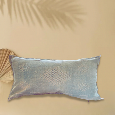 Lichtblauw Sabra Silk kussen 95x50cm met wit berbermotief - Casa with a Soul