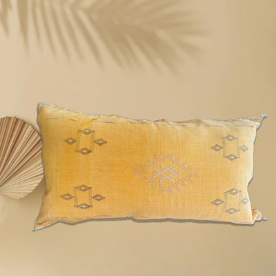 Sabra silk kussen Okergeel 95x50 cm- Hangemaakt Marokko - Casa with a Soul