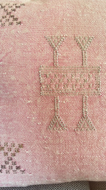 Berbersymbool van beige en aubergine, wat staat voor geluk en verbondenheid