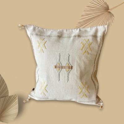 Wit sabra silk kussen met geel lichtblauw berbermotief - Casa with a Soul