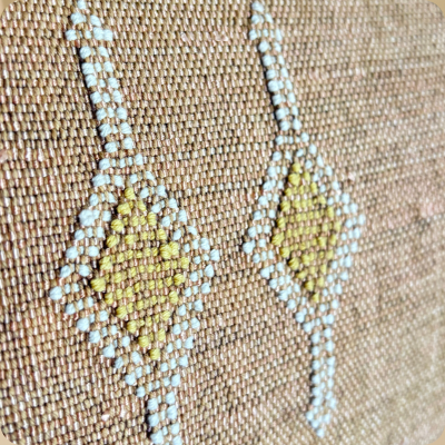 Berbermotief van beige en geel op een bruin Sabra silk kussen