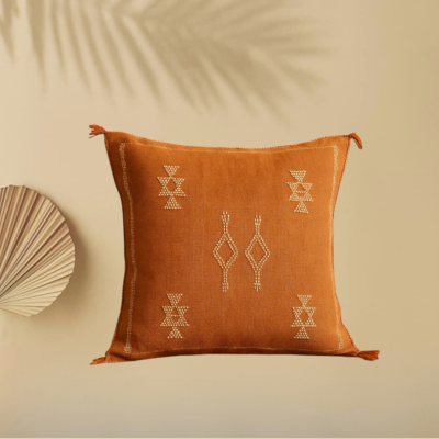 Sabra silk terracotta kussen met wit berber motief gemaakt in het Atlasgebergte