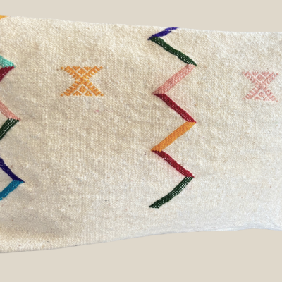 Berber wit kussen met rood-geel-groen berber motief - Casa with a Soul