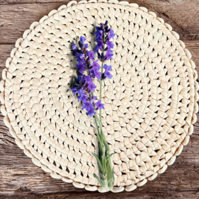 Mooi als tafeldecoratie, deze zeegras, schelpen placemat van 35 cm - Casa with a Soul