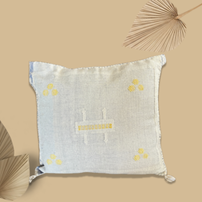 Lichtblauw sabra silk kussen met geel berbermotief 45x45 cm - Casa with a Soul
