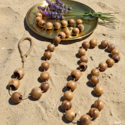 Notenslinger van 100 cm, leuk als decoratie om een Boeddha beeld of in de tuin / huiskamer als slinger. Casa with a Soul