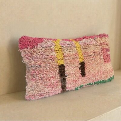 Marokkaans_berber_kussen_roze_geel_groen_handgemaakt_atlasgebergte_Marokko