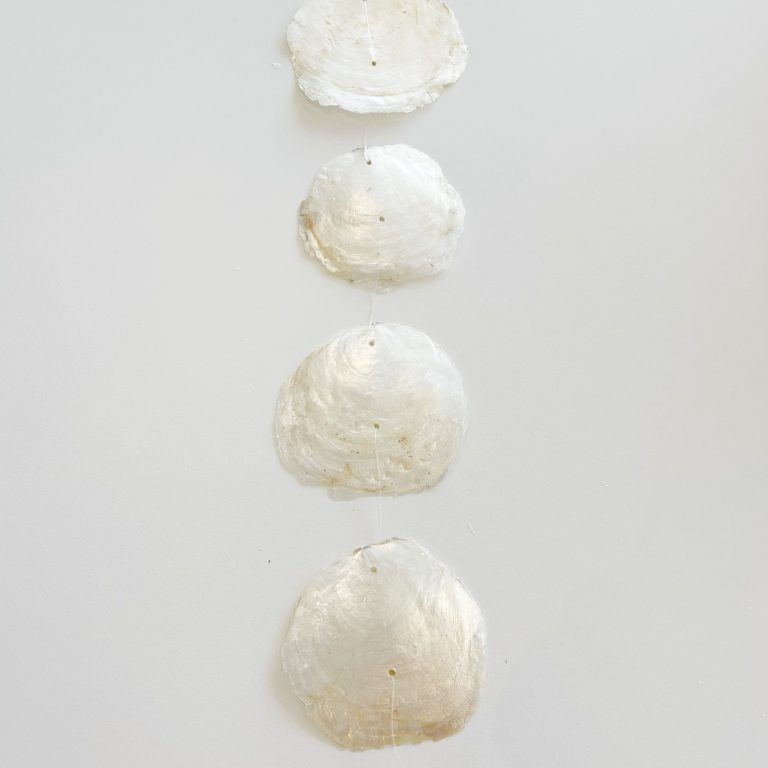 Capiz Schelpenslinger lichtgoud 180 cm, leuk voor decoratie tuin of feest - Casa with a Soul