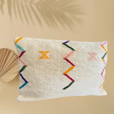 Wit boujaad kussen met geel, rood roze berber motief - handgemaakt Marokko- Casa with a Soul
