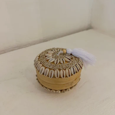 Bamboe Shari Shell doosje met schelpen en kwastje. Handgemaakt in Bali, shop bij casa with a soul.