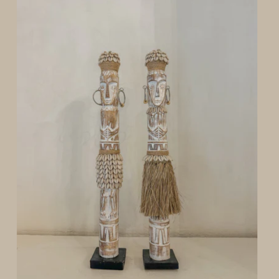 Houten beeld vrouw Sari, te combineren met man Budi, houtgesneden in Bali met raffia en kralen, ook als set te verkrijgen. Shop bij Casa with a Soul.
