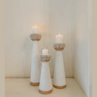 Houten kandelaar met witte kralen en touw, handgemaakt op Bali - Casa with a Soul.