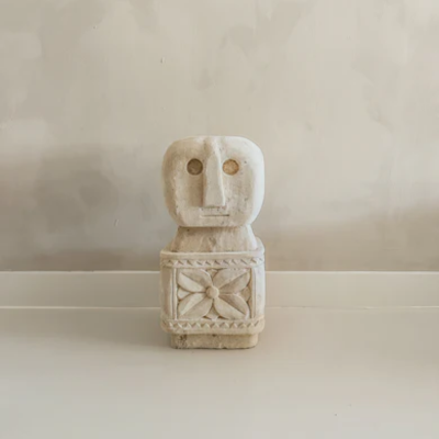 Zandsteen Stone men met bloemmotief van 40 cm. handgemaakt in Bali - Casa with a Soul.