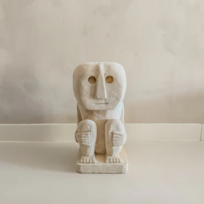 Stone men beeld van zandsteen met veer, handgemaakt in Bali- casa with a Soul.