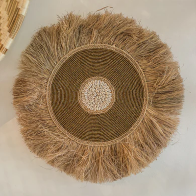 Wanddecoratie van raffia met gouden kraaltjes, handgemaakt Bali - Casa with a Soul.