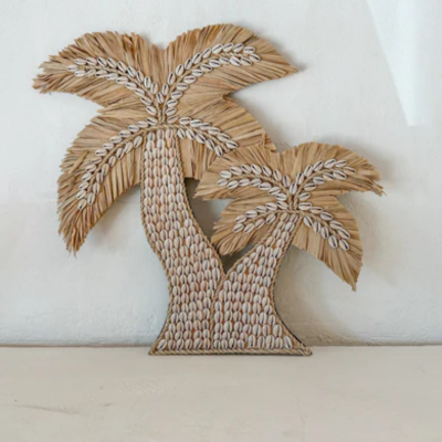 Wanddecoratie raffia Palmboom met witte schelpen, handgemaakt op Bali - Casa with a Soul.