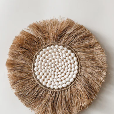 Wanddecoratie van raffia met witte schelpen, handgemaakt in Bali - Casa with a Soul