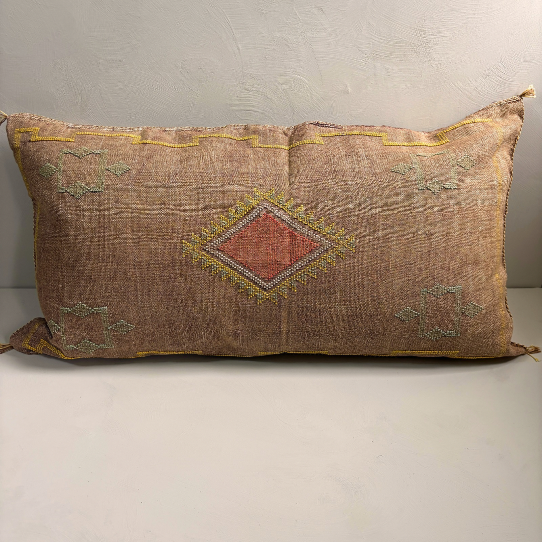 sabra_silk_marokkaans_kussen_handgemaakt_marrakesh_bruin_95x50cm