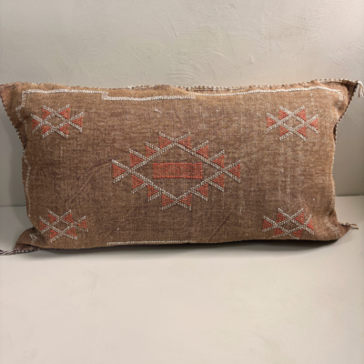Sabra Silk Kussen bruin met oranje ster 95x50 cm