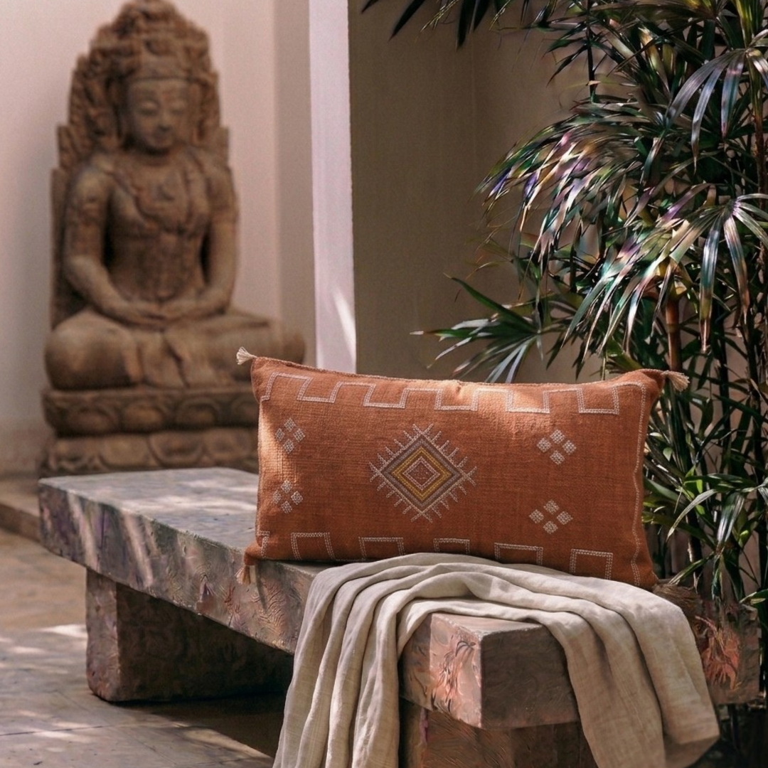 sabra_silk_kussen_Handgemaakt_marokko_met_bali_achtergrond