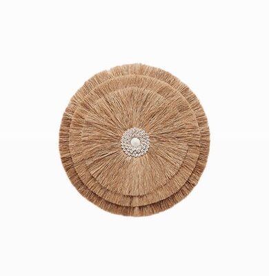 Solana Shell Wanddecoratie – Raffia & Kaurischelpen | Naturel