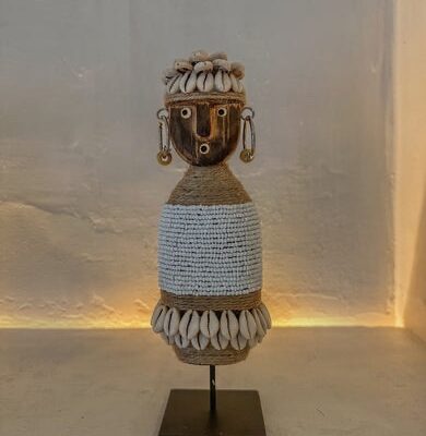 Handgemaakt Balinees Beeldje – Naturel met Schelpen & Kralen